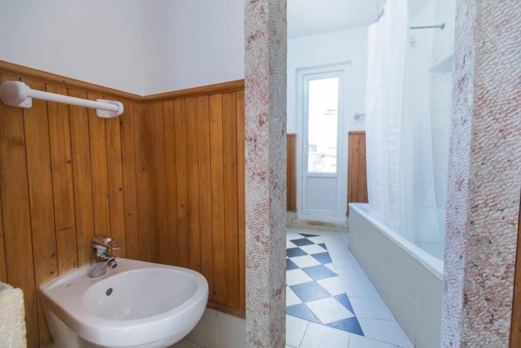 135 B - Alfama Renovated Charming Historic Flat Near Baixa Lisbon